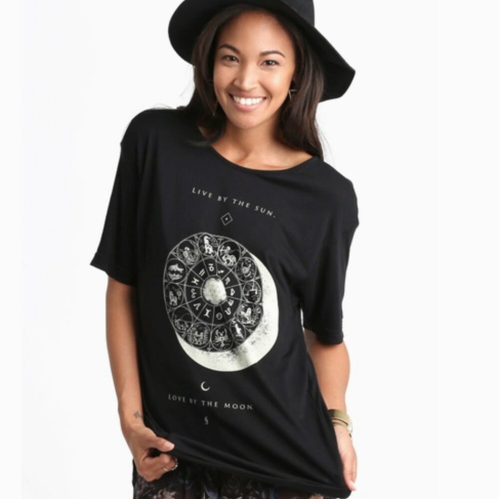 NWT - Scoop Neck T-shirt: Live By The Sun - Love By The Moon : perfect for yoga